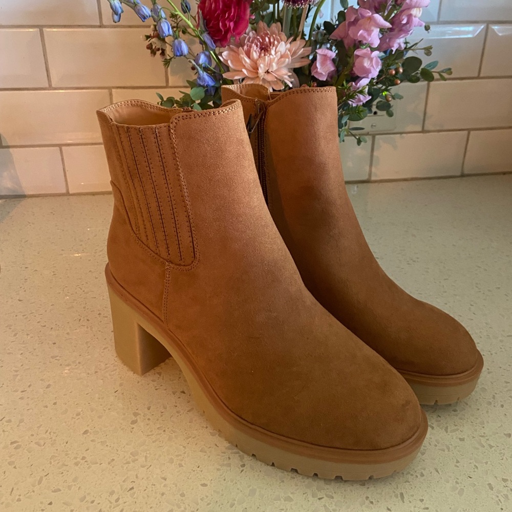 Universal Thread Heeled Combat Boot - Picture 2 of 4